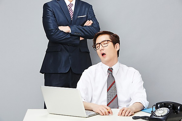 포토 JPG 스튜디오촬영 남자 안경 비즈니스 실내 서기 사람 앉기 동양인 정장 상반신 20대 성인 두명 비즈니스라이프 노트북 팔짱 눈감음 한국인 잠 업무 직장인 비즈니스맨 작업실 졸음 상사 전화기 책상 즐거움 감시 통화 부적응 남자만 성인남자만 청년만 청년남자만 성인만 안경낌 국내포토 직업 라이프스타일 잡화 옷 감정 가구 컨셉 모션 인종 청년 내부 전자제품 작업 파일형식