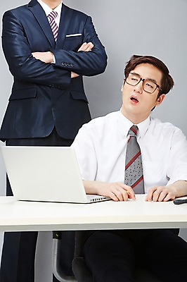 포토 JPG 스튜디오촬영 남자 안경 비즈니스 실내 서기 사람 앉기 동양인 정장 20대 성인 두명 비즈니스라이프 노트북 팔짱 한국인 잠 업무 직장인 비즈니스맨 작업실 졸음 상사 책상 즐거움 감시 부적응 남자만 성인남자만 청년만 청년남자만 성인만 안경낌 국내포토 직업 라이프스타일 잡화 옷 감정 가구 컨셉 모션 인종 청년 내부 전자제품 작업 파일형식