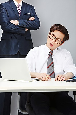 포토 JPG 스튜디오촬영 남자 안경 비즈니스 실내 서기 사람 앉기 동양인 정장 20대 성인 두명 비즈니스라이프 노트북 팔짱 눈감음 한국인 잠 업무 직장인 비즈니스맨 작업실 졸음 상사 책상 즐거움 감시 부적응 남자만 성인남자만 청년만 청년남자만 성인만 안경낌 국내포토 직업 라이프스타일 잡화 옷 감정 가구 컨셉 모션 인종 청년 내부 전자제품 작업 파일형식