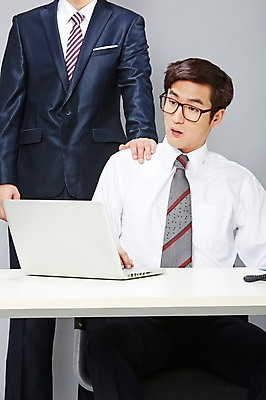 포토 JPG 스튜디오촬영 남자 안경 비즈니스 실내 서기 사람 앉기 동양인 정장 20대 성인 두명 비즈니스라이프 노트북 한국인 업무 직장인 비즈니스맨 작업실 졸음 상사 책상 즐거움 감시 부적응 남자만 성인남자만 청년만 청년남자만 성인만 안경낌 국내포토 직업 라이프스타일 잡화 옷 감정 가구 컨셉 모션 인종 청년 내부 전자제품 작업 파일형식