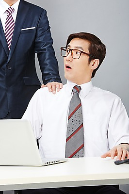 포토 JPG 스튜디오촬영 남자 안경 비즈니스 실내 서기 사람 앉기 동양인 정장 상반신 20대 성인 두명 비즈니스라이프 노트북 한국인 업무 직장인 비즈니스맨 작업실 상사 책상 즐거움 감시 부적응 남자만 성인남자만 청년만 청년남자만 성인만 안경낌 국내포토 직업 라이프스타일 잡화 옷 감정 가구 컨셉 모션 인종 청년 내부 전자제품 작업 파일형식