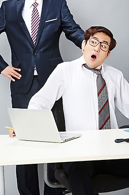 포토 JPG 스튜디오촬영 남자 안경 비즈니스 실내 서기 사람 앉기 동양인 정장 상반신 20대 성인 두명 비즈니스라이프 노트북 한국인 업무 직장인 비즈니스맨 작업실 상사 꾸지람 책상 즐거움 감시 부적응 남자만 성인남자만 청년만 청년남자만 성인만 안경낌 국내포토 직업 라이프스타일 잡화 옷 감정 가구 컨셉 모션 인종 청년 내부 전자제품 작업 체벌 파일형식