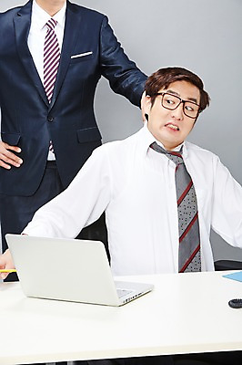 포토 JPG 스튜디오촬영 남자 안경 비즈니스 실내 서기 사람 앉기 동양인 정장 상반신 20대 성인 두명 비즈니스라이프 노트북 한국인 업무 직장인 비즈니스맨 작업실 상사 꾸지람 책상 즐거움 감시 부적응 남자만 성인남자만 청년만 청년남자만 성인만 안경낌 국내포토 직업 라이프스타일 잡화 옷 감정 가구 컨셉 모션 인종 청년 내부 전자제품 작업 체벌 파일형식