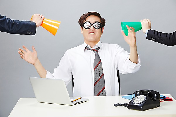 포토 JPG 스튜디오촬영 손 남자 안경 비즈니스 실내 들기 사람 앉기 동양인 정장 상반신 20대 성인 앞모습 신체부위 세명 비즈니스라이프 노트북 연필 확성기 한국인 업무 직장인 비즈니스맨 작업실 유머 전화기 책상 즐거움 문서 파일 통화 부적응 어지러운 청년만 성인만 안경낌 국내포토 직업 라이프스타일 잡화 옷 감정 뷰포인트 가구 컨셉 모션 학용품 인종 청년 내부 전자제품 필기구 작업 파일형식