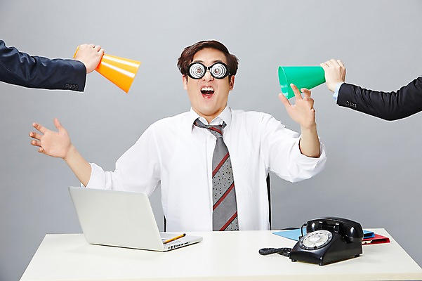 포토 JPG 스튜디오촬영 손 남자 안경 비즈니스 실내 들기 사람 앉기 동양인 정장 상반신 20대 성인 앞모습 신체부위 세명 비즈니스라이프 노트북 연필 확성기 한국인 업무 직장인 비즈니스맨 작업실 유머 전화기 책상 즐거움 문서 파일 통화 부적응 어지러운 청년만 성인만 안경낌 국내포토 직업 라이프스타일 잡화 옷 감정 뷰포인트 가구 컨셉 모션 학용품 인종 청년 내부 전자제품 필기구 작업 파일형식