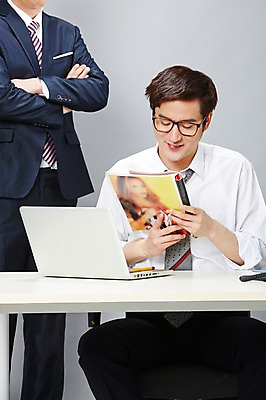 포토 JPG 스튜디오촬영 응시 남자 안경 비즈니스 실내 서기 미소 웃음 들기 사람 앉기 동양인 정장 20대 성인 두명 앞모습 비즈니스라이프 노트북 연필 팔짱 한국인 업무 직장인 비즈니스맨 작업실 잡지 상사 책상 즐거움 감시 부적응 성인잡지 남자만 성인남자만 청년만 청년남자만 성인만 안경낌 국내포토 직업 라이프스타일 시선 잡화 옷 감정 뷰포인트 가구 컨셉 모션 학용품 표정 인종 청년 내부 간행물 전자제품 필기구 작업 파일형식