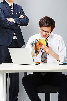 포토 JPG 스튜디오촬영 응시 남자 안경 비즈니스 실내 서기 미소 웃음 들기 사람 앉기 동양인 정장 20대 성인 두명 앞모습 비즈니스라이프 노트북 연필 팔짱 한국인 업무 직장인 비즈니스맨 작업실 잡지 상사 책상 즐거움 감시 부적응 성인잡지 남자만 성인남자만 청년만 청년남자만 성인만 안경낌 국내포토 직업 라이프스타일 시선 잡화 옷 감정 뷰포인트 가구 컨셉 모션 학용품 표정 인종 청년 내부 간행물 전자제품 필기구 작업 파일형식