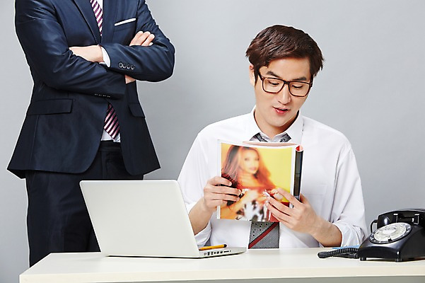 포토 JPG 스튜디오촬영 응시 남자 안경 비즈니스 실내 서기 들기 사람 앉기 동양인 정장 20대 성인 두명 앞모습 비즈니스라이프 노트북 연필 팔짱 한국인 업무 직장인 비즈니스맨 작업실 잡지 상사 전화기 책상 즐거움 감시 통화 부적응 성인잡지 남자만 성인남자만 청년만 청년남자만 성인만 안경낌 국내포토 직업 라이프스타일 시선 잡화 옷 감정 뷰포인트 가구 컨셉 모션 학용품 인종 청년 내부 간행물 전자제품 필기구 작업 파일형식