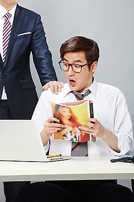 포토 JPG 스튜디오촬영 남자 안경 비즈니스 실내 서기 들기 사람 앉기 동양인 정장 20대 성인 두명 앞모습 비즈니스라이프 노트북 연필 놀람 한국인 업무 직장인 비즈니스맨 작업실 잡지 상사 책상 즐거움 감시 부적응 성인잡지 남자만 성인남자만 청년만 청년남자만 성인만 안경낌 국내포토 직업 라이프스타일 잡화 옷 감정 뷰포인트 가구 컨셉 모션 학용품 표정 인종 청년 내부 간행물 전자제품 필기구 작업 파일형식