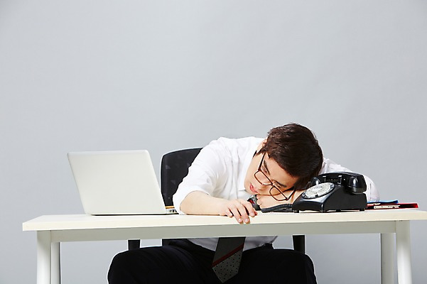 포토 JPG 스튜디오촬영 남자 안경 엎드리기 의자 비즈니스 실내 피곤 한명 사람 앉기 동양인 정장 20대 성인 앞모습 비즈니스라이프 노트북 눈감음 한국인 잠 업무 직장인 비즈니스맨 작업실 졸음 전화기 책상 즐거움 문서 파일 통화 부적응 남자만 남자한명만 성인남자만 청년만 청년남자만 청년남자한명만 성인한명만 성인남자한명만 성인만 안경낌 국내포토 직업 1 라이프스타일 잡화 옷 감정 뷰포인트 가구 컨셉 모션 인종 청년 내부 전자제품 작업 파일형식