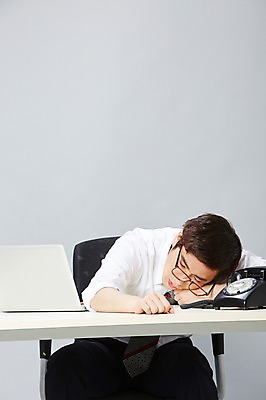 포토 JPG 스튜디오촬영 남자 안경 엎드리기 의자 비즈니스 실내 피곤 한명 사람 앉기 동양인 정장 20대 성인 앞모습 비즈니스라이프 노트북 눈감음 한국인 잠 업무 직장인 비즈니스맨 작업실 졸음 전화기 책상 즐거움 통화 부적응 남자만 남자한명만 성인남자만 청년만 청년남자만 청년남자한명만 성인한명만 성인남자한명만 성인만 안경낌 국내포토 직업 1 라이프스타일 잡화 옷 감정 뷰포인트 가구 컨셉 모션 인종 청년 내부 전자제품 작업 파일형식