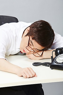 포토 JPG 스튜디오촬영 남자 안경 엎드리기 비즈니스 실내 피곤 한명 사람 앉기 동양인 정장 상반신 20대 성인 앞모습 비즈니스라이프 눈감음 한국인 잠 업무 직장인 비즈니스맨 작업실 졸음 전화기 책상 즐거움 통화 부적응 남자만 남자한명만 성인남자만 청년만 청년남자만 청년남자한명만 성인한명만 성인남자한명만 성인만 안경낌 국내포토 직업 1 라이프스타일 잡화 옷 감정 뷰포인트 가구 컨셉 모션 인종 청년 내부 작업 파일형식