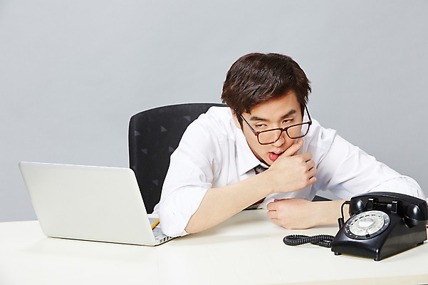 포토 JPG 스튜디오촬영 남자 안경 비즈니스 실내 한명 사람 앉기 동양인 정장 상반신 20대 성인 앞모습 비즈니스라이프 노트북 연필 한국인 잠 업무 직장인 비즈니스맨 작업실 졸음 전화기 책상 즐거움 통화 부적응 남자만 남자한명만 성인남자만 청년만 청년남자만 청년남자한명만 성인한명만 성인남자한명만 성인만 안경낌 국내포토 직업 1 라이프스타일 잡화 옷 감정 뷰포인트 가구 컨셉 모션 학용품 인종 청년 내부 전자제품 필기구 작업 파일형식