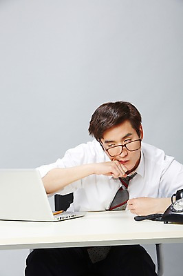 포토 JPG 스튜디오촬영 남자 안경 비즈니스 실내 한명 사람 앉기 동양인 정장 20대 성인 앞모습 비즈니스라이프 노트북 연필 한국인 잠 업무 직장인 비즈니스맨 작업실 졸음 전화기 책상 즐거움 통화 부적응 남자만 남자한명만 성인남자만 청년만 청년남자만 청년남자한명만 성인한명만 성인남자한명만 성인만 안경낌 국내포토 직업 1 라이프스타일 잡화 옷 감정 뷰포인트 가구 컨셉 모션 학용품 인종 청년 내부 전자제품 필기구 작업 파일형식
