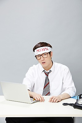 포토 JPG 스튜디오촬영 남자 안경 비즈니스 성공 영업 실내 피곤 한명 사람 앉기 동양인 정장 상반신 20대 성인 앞모습 비즈니스라이프 노트북 연필 한국인 머리띠 업무 직장인 비즈니스맨 작업실 전화기 즐거움 문서 파일 통화 부적응 남자만 남자한명만 성인남자만 청년만 청년남자만 청년남자한명만 성인한명만 성인남자한명만 성인만 안경낌 국내포토 직업 1 라이프스타일 잡화 옷 감정 뷰포인트 컨셉 장신구 모션 학용품 인종 청년 내부 전자제품 필기구 작업 파일형식