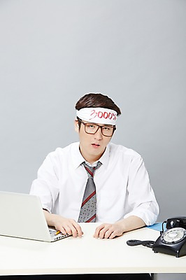 포토 JPG 스튜디오촬영 남자 안경 비즈니스 성공 영업 실내 피곤 한명 사람 앉기 동양인 정장 상반신 20대 성인 앞모습 비즈니스라이프 노트북 한국인 머리띠 업무 직장인 비즈니스맨 작업실 전화기 즐거움 문서 파일 통화 부적응 남자만 남자한명만 성인남자만 청년만 청년남자만 청년남자한명만 성인한명만 성인남자한명만 성인만 안경낌 국내포토 직업 1 라이프스타일 잡화 옷 감정 뷰포인트 컨셉 장신구 모션 인종 청년 내부 전자제품 작업 파일형식