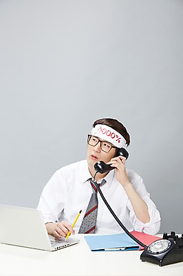 포토 JPG 스튜디오촬영 응시 남자 안경 비즈니스 성공 영업 실내 피곤 한명 들기 사람 앉기 동양인 정장 상반신 20대 성인 앞모습 비즈니스라이프 노트북 연필 한국인 머리띠 업무 직장인 비즈니스맨 작업실 전화기 즐거움 문서 파일 통화 부적응 남자만 남자한명만 성인남자만 청년만 청년남자만 청년남자한명만 성인한명만 성인남자한명만 성인만 안경낌 국내포토 직업 1 라이프스타일 시선 잡화 옷 감정 뷰포인트 컨셉 장신구 모션 학용품 인종 청년 내부 전자제품 필기구 작업 파일형식