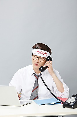 포토 JPG 스튜디오촬영 남자 안경 비즈니스 성공 영업 실내 피곤 한명 들기 사람 앉기 동양인 정장 상반신 20대 성인 앞모습 비즈니스라이프 노트북 한국인 머리띠 업무 직장인 비즈니스맨 작업실 전화기 즐거움 문서 파일 통화 부적응 남자만 남자한명만 성인남자만 청년만 청년남자만 청년남자한명만 성인한명만 성인남자한명만 성인만 안경낌 국내포토 직업 1 라이프스타일 잡화 옷 감정 뷰포인트 컨셉 장신구 모션 인종 청년 내부 전자제품 작업 파일형식