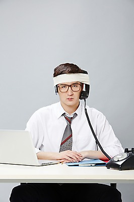 포토 JPG 스튜디오촬영 남자 안경 비즈니스 실내 피곤 한명 사람 앉기 동양인 정장 20대 성인 앞모습 비즈니스라이프 노트북 스마트폰 한국인 업무 직장인 비즈니스맨 작업실 전화기 즐거움 문서 파일 붕대 통화 부적응 남자만 남자한명만 성인남자만 청년만 청년남자만 청년남자한명만 성인한명만 성인남자한명만 성인만 안경낌 국내포토 직업 1 라이프스타일 잡화 옷 감정 뷰포인트 컨셉 모션 인종 청년 내부 전자제품 핸드폰 스마트기기 작업 파일형식