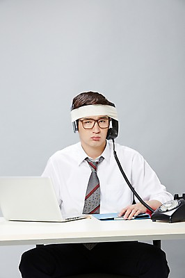 포토 JPG 스튜디오촬영 남자 안경 비즈니스 실내 피곤 한명 사람 앉기 동양인 정장 20대 성인 앞모습 비즈니스라이프 노트북 스마트폰 한국인 업무 직장인 비즈니스맨 작업실 전화기 즐거움 문서 파일 붕대 통화 부적응 남자만 남자한명만 성인남자만 청년만 청년남자만 청년남자한명만 성인한명만 성인남자한명만 성인만 안경낌 국내포토 직업 1 라이프스타일 잡화 옷 감정 뷰포인트 컨셉 모션 인종 청년 내부 전자제품 핸드폰 스마트기기 작업 파일형식