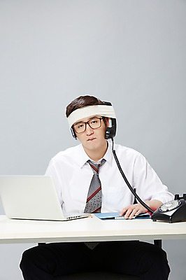 포토 JPG 스튜디오촬영 남자 안경 비즈니스 실내 피곤 한명 사람 앉기 동양인 정장 20대 성인 앞모습 비즈니스라이프 노트북 스마트폰 한국인 업무 직장인 비즈니스맨 작업실 전화기 즐거움 문서 파일 붕대 통화 부적응 남자만 남자한명만 성인남자만 청년만 청년남자만 청년남자한명만 성인한명만 성인남자한명만 성인만 안경낌 국내포토 직업 1 라이프스타일 잡화 옷 감정 뷰포인트 컨셉 모션 인종 청년 내부 전자제품 핸드폰 스마트기기 작업 파일형식