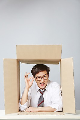 포토 JPG 스튜디오촬영 남자 안경 비즈니스 모션 실내 한명 미소 웃음 사람 동양인 정장 손짓 상반신 20대 성인 앞모습 비즈니스라이프 상자 한국인 직장인 비즈니스맨 OK 승낙 책상 즐거움 긍정 부적응 남자만 남자한명만 성인남자만 청년만 청년남자만 청년남자한명만 성인한명만 성인남자한명만 성인만 안경낌 국내포토 직업 1 라이프스타일 잡화 옷 감정 뷰포인트 가구 컨셉 표정 인종 청년 내부 파일형식