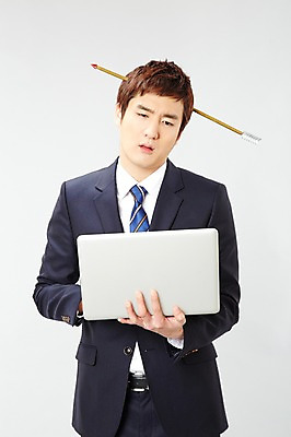 포토 JPG 스튜디오촬영 남자 포즈 비즈니스 모션 화살 실내 한명 서기 들기 사람 동양인 정장 상반신 20대 성인 앞모습 비즈니스라이프 노트북 한국인 슬픔 웹서핑 직장인 비즈니스맨 즐거움 열정 시무룩 남자만 남자한명만 성인남자만 청년만 청년남자만 청년남자한명만 성인한명만 성인남자한명만 성인만 국내포토 직업 1 라이프스타일 옷 감정 뷰포인트 표정 인종 청년 내부 전자제품 파일형식