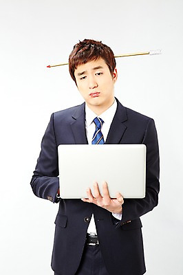 포토 JPG 스튜디오촬영 남자 포즈 비즈니스 모션 화살 실내 한명 서기 들기 사람 동양인 정장 상반신 20대 성인 앞모습 비즈니스라이프 노트북 한국인 슬픔 웹서핑 직장인 비즈니스맨 즐거움 열정 시무룩 남자만 남자한명만 성인남자만 청년만 청년남자만 청년남자한명만 성인한명만 성인남자한명만 성인만 국내포토 직업 1 라이프스타일 옷 감정 뷰포인트 표정 인종 청년 내부 전자제품 파일형식