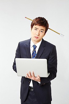 포토 JPG 스튜디오촬영 남자 포즈 비즈니스 모션 화살 실내 한명 서기 들기 사람 동양인 정장 상반신 20대 성인 앞모습 비즈니스라이프 노트북 한국인 슬픔 웹서핑 직장인 비즈니스맨 즐거움 열정 시무룩 남자만 남자한명만 성인남자만 청년만 청년남자만 청년남자한명만 성인한명만 성인남자한명만 성인만 국내포토 직업 1 라이프스타일 옷 감정 뷰포인트 표정 인종 청년 내부 전자제품 파일형식