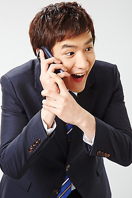 포토 JPG 스튜디오촬영 남자 포즈 비즈니스 모션 실내 한명 미소 웃음 들기 사람 동양인 정장 상반신 20대 성인 앞모습 비즈니스라이프 스마트폰 한국인 직장인 비즈니스맨 열정 통화 아부 남자만 남자한명만 성인남자만 청년만 청년남자만 청년남자한명만 성인한명만 성인남자한명만 성인만 국내포토 직업 1 라이프스타일 옷 감정 뷰포인트 표정 인종 청년 내부 핸드폰 스마트기기 파일형식