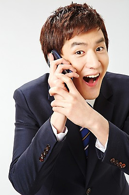 포토 JPG 스튜디오촬영 남자 포즈 비즈니스 모션 실내 한명 미소 웃음 들기 사람 동양인 정장 상반신 20대 성인 앞모습 비즈니스라이프 스마트폰 한국인 직장인 비즈니스맨 열정 통화 아부 남자만 남자한명만 성인남자만 청년만 청년남자만 청년남자한명만 성인한명만 성인남자한명만 성인만 국내포토 직업 1 라이프스타일 옷 감정 뷰포인트 표정 인종 청년 내부 핸드폰 스마트기기 파일형식