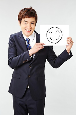 포토 JPG 스튜디오촬영 배너 남자 포즈 비즈니스 모션 사각프레임 광고판 실내 표정 한명 서기 미소 웃음 들기 사람 동양인 정장 20대 성인 앞모습 비즈니스라이프 한국인 직장인 비즈니스맨 즐거움 열정 남자만 남자한명만 성인남자만 청년만 청년남자만 청년남자한명만 성인한명만 성인남자한명만 성인만 국내포토 직업 1 라이프스타일 옷 감정 뷰포인트 프레임 알림판 인종 청년 내부 사각형 판 파일형식