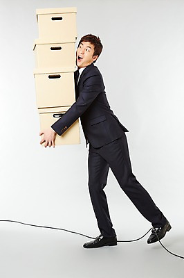 포토 JPG 스튜디오촬영 전신 남자 선 포즈 비즈니스 모션 실내 한명 서기 들기 사람 동양인 정장 20대 성인 옆모습 비즈니스라이프 상자 쌓기 한국인 직장인 비즈니스맨 운반 열정 실수 걸림 넘어짐 남자만 남자한명만 성인남자만 청년만 청년남자만 청년남자한명만 성인한명만 성인남자한명만 성인만 국내포토 직업 1 라이프스타일 옷 감정 뷰포인트 인종 청년 내부 파일형식