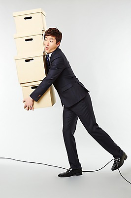 포토 JPG 스튜디오촬영 전신 남자 선 포즈 비즈니스 모션 실내 한명 서기 들기 사람 동양인 정장 20대 성인 옆모습 비즈니스라이프 상자 쌓기 한국인 직장인 비즈니스맨 운반 열정 무거움 실수 걸림 넘어짐 남자만 남자한명만 성인남자만 청년만 청년남자만 청년남자한명만 성인한명만 성인남자한명만 성인만 국내포토 직업 1 라이프스타일 옷 감정 뷰포인트 인종 청년 내부 무게 파일형식