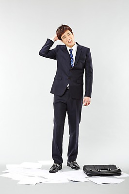 포토 JPG 스튜디오촬영 전신 남자 종이 포즈 서류가방 가방 비즈니스 모션 실내 한명 서기 사람 동양인 정장 20대 성인 앞모습 비즈니스라이프 한국인 업무 직장인 비즈니스맨 찡그림 문서 열정 실수 남자만 남자한명만 성인남자만 청년만 청년남자만 청년남자한명만 성인한명만 성인남자한명만 성인만 국내포토 직업 1 라이프스타일 잡화 옷 감정 뷰포인트 표정 인종 청년 내부 작업 파일형식