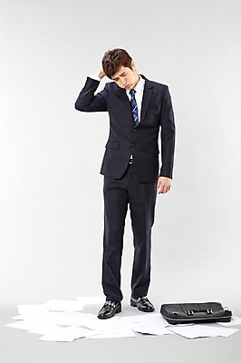 포토 JPG 스튜디오촬영 전신 남자 종이 포즈 서류가방 가방 비즈니스 모션 실내 한명 서기 사람 동양인 정장 20대 성인 앞모습 비즈니스라이프 한국인 업무 직장인 비즈니스맨 찡그림 문서 열정 실수 남자만 남자한명만 성인남자만 청년만 청년남자만 청년남자한명만 성인한명만 성인남자한명만 성인만 국내포토 직업 1 라이프스타일 잡화 옷 감정 뷰포인트 표정 인종 청년 내부 작업 파일형식