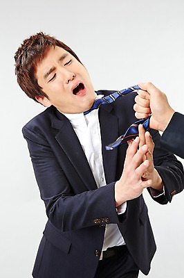 포토 JPG 스튜디오촬영 손 남자 포즈 비즈니스 모션 넥타이 실내 서기 사람 동양인 정장 상반신 20대 성인 두명 앞모습 비즈니스라이프 한국인 잡기 직장인 비즈니스맨 당기기 즐거움 싸움 열정 몸싸움 멱살 남자만 성인남자만 청년만 청년남자만 성인만 국내포토 직업 라이프스타일 잡화 옷 감정 뷰포인트 인종 청년 내부 신체부위 파일형식