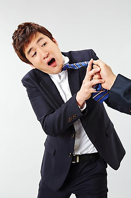 포토 JPG 스튜디오촬영 손 남자 포즈 비즈니스 모션 넥타이 실내 서기 사람 동양인 정장 상반신 20대 성인 두명 앞모습 비즈니스라이프 한국인 잡기 직장인 비즈니스맨 당기기 즐거움 싸움 열정 몸싸움 멱살 남자만 성인남자만 청년만 청년남자만 성인만 국내포토 직업 라이프스타일 잡화 옷 감정 뷰포인트 인종 청년 내부 신체부위 파일형식