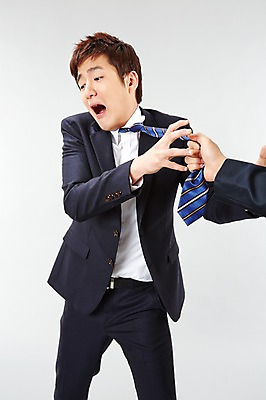 포토 JPG 스튜디오촬영 손 남자 포즈 비즈니스 모션 넥타이 실내 서기 사람 동양인 정장 20대 성인 두명 앞모습 비즈니스라이프 한국인 잡기 직장인 비즈니스맨 당기기 즐거움 싸움 열정 몸싸움 멱살 남자만 성인남자만 청년만 청년남자만 성인만 국내포토 직업 라이프스타일 잡화 옷 감정 뷰포인트 인종 청년 내부 신체부위 파일형식