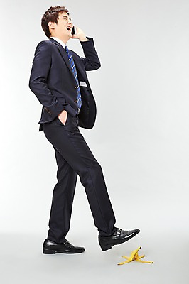 포토 JPG 스튜디오촬영 전신 남자 포즈 비즈니스 모션 바나나 실내 한명 서기 미소 웃음 들기 사람 동양인 정장 20대 성인 옆모습 비즈니스라이프 스마트폰 한국인 직장인 비즈니스맨 미끄러짐 즐거움 열정 통화 밟기 바나나껍질 남자만 남자한명만 성인남자만 청년만 청년남자만 청년남자한명만 성인한명만 성인남자한명만 성인만 국내포토 직업 1 라이프스타일 옷 감정 뷰포인트 과일 표정 인종 청년 내부 핸드폰 스마트기기 껍질 파일형식