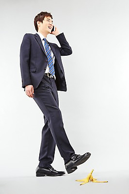 포토 JPG 스튜디오촬영 전신 남자 포즈 비즈니스 모션 바나나 실내 한명 서기 미소 웃음 들기 사람 동양인 정장 20대 성인 옆모습 비즈니스라이프 스마트폰 한국인 직장인 비즈니스맨 미끄러짐 즐거움 열정 통화 밟기 바나나껍질 남자만 남자한명만 성인남자만 청년만 청년남자만 청년남자한명만 성인한명만 성인남자한명만 성인만 국내포토 직업 1 라이프스타일 옷 감정 뷰포인트 과일 표정 인종 청년 내부 핸드폰 스마트기기 껍질 파일형식