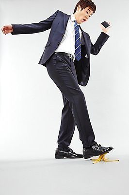 포토 JPG 스튜디오촬영 전신 남자 포즈 비즈니스 모션 바나나 실내 한명 서기 들기 사람 동양인 정장 20대 성인 옆모습 비즈니스라이프 스마트폰 한국인 직장인 비즈니스맨 미끄러짐 즐거움 열정 넘어짐 바나나껍질 남자만 남자한명만 성인남자만 청년만 청년남자만 청년남자한명만 성인한명만 성인남자한명만 성인만 국내포토 직업 1 라이프스타일 옷 감정 뷰포인트 과일 인종 청년 내부 핸드폰 스마트기기 껍질 파일형식