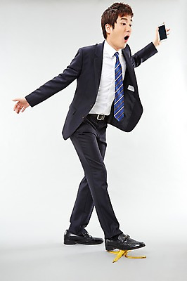 포토 JPG 스튜디오촬영 전신 남자 포즈 비즈니스 모션 바나나 실내 한명 서기 들기 사람 동양인 정장 20대 성인 옆모습 비즈니스라이프 스마트폰 한국인 직장인 비즈니스맨 미끄러짐 즐거움 열정 넘어짐 바나나껍질 남자만 남자한명만 성인남자만 청년만 청년남자만 청년남자한명만 성인한명만 성인남자한명만 성인만 국내포토 직업 1 라이프스타일 옷 감정 뷰포인트 과일 인종 청년 내부 핸드폰 스마트기기 껍질 파일형식