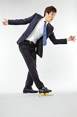 포토 JPG 스튜디오촬영 전신 남자 포즈 비즈니스 모션 바나나 실내 한명 서기 들기 사람 동양인 정장 20대 성인 옆모습 비즈니스라이프 스마트폰 한국인 직장인 비즈니스맨 미끄러짐 즐거움 열정 넘어짐 바나나껍질 남자만 남자한명만 성인남자만 청년만 청년남자만 청년남자한명만 성인한명만 성인남자한명만 성인만 국내포토 직업 1 라이프스타일 옷 감정 뷰포인트 과일 인종 청년 내부 핸드폰 스마트기기 껍질 파일형식