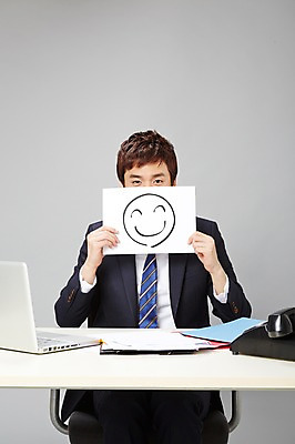 포토 JPG 스튜디오촬영 배너 남자 의자 비즈니스 모션 사각프레임 광고판 실내 표정 한명 미소 웃음 들기 사람 앉기 동양인 정장 20대 성인 앞모습 비즈니스라이프 노트북 연필 한국인 업무 직장인 비즈니스맨 작업실 전화기 책상 즐거움 문서 파일 열정 통화 남자만 남자한명만 성인남자만 청년만 청년남자만 청년남자한명만 성인한명만 성인남자한명만 성인만 국내포토 직업 1 라이프스타일 옷 감정 뷰포인트 가구 학용품 프레임 알림판 인종 청년 내부 전자제품 필기구 사각형 작업 판 파일형식