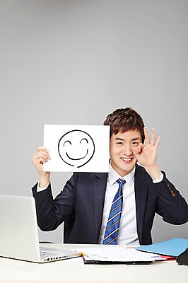 포토 JPG 스튜디오촬영 배너 남자 비즈니스 모션 사각프레임 광고판 실내 표정 한명 미소 웃음 들기 사람 동양인 정장 손짓 상반신 20대 성인 앞모습 비즈니스라이프 노트북 연필 귀여움 한국인 업무 직장인 비즈니스맨 작업실 책상 즐거움 문서 파일 브이 열정 남자만 남자한명만 성인남자만 청년만 청년남자만 청년남자한명만 성인한명만 성인남자한명만 성인만 국내포토 직업 1 라이프스타일 옷 감정 뷰포인트 가구 컨셉 학용품 프레임 알림판 인종 청년 내부 전자제품 필기구 사각형 작업 판 파일형식