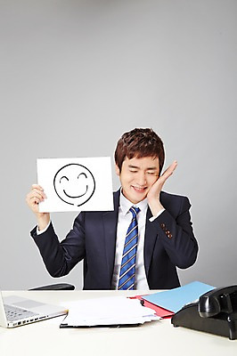 포토 JPG 스튜디오촬영 배너 남자 비즈니스 모션 사각프레임 광고판 실내 표정 한명 미소 웃음 들기 사람 동양인 정장 손짓 상반신 20대 성인 앞모습 비즈니스라이프 노트북 귀여움 눈감음 한국인 업무 직장인 비즈니스맨 작업실 전화기 책상 즐거움 문서 파일 열정 통화 남자만 남자한명만 성인남자만 청년만 청년남자만 청년남자한명만 성인한명만 성인남자한명만 성인만 국내포토 직업 1 라이프스타일 옷 감정 뷰포인트 가구 컨셉 프레임 알림판 인종 청년 내부 전자제품 사각형 작업 판 파일형식