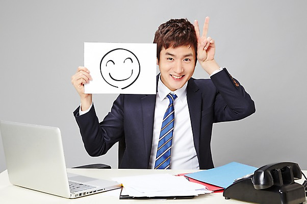 포토 JPG 스튜디오촬영 배너 남자 비즈니스 모션 사각프레임 광고판 실내 표정 한명 미소 웃음 들기 사람 동양인 정장 손짓 상반신 20대 성인 앞모습 비즈니스라이프 노트북 귀여움 한국인 업무 직장인 비즈니스맨 작업실 전화기 책상 즐거움 문서 파일 브이 열정 통화 남자만 남자한명만 성인남자만 청년만 청년남자만 청년남자한명만 성인한명만 성인남자한명만 성인만 국내포토 직업 1 라이프스타일 옷 감정 뷰포인트 가구 컨셉 프레임 알림판 인종 청년 내부 전자제품 사각형 작업 판 파일형식