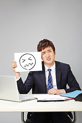 포토 JPG 스튜디오촬영 배너 남자 의자 비즈니스 모션 사각프레임 광고판 실내 표정 한명 들기 사람 앉기 동양인 정장 상반신 20대 성인 앞모습 비즈니스라이프 노트북 한국인 슬픔 업무 직장인 비즈니스맨 작업실 찡그림 전화기 책상 즐거움 문서 파일 열정 통화 시무룩 남자만 남자한명만 성인남자만 청년만 청년남자만 청년남자한명만 성인한명만 성인남자한명만 성인만 국내포토 직업 1 라이프스타일 옷 감정 뷰포인트 가구 프레임 알림판 인종 청년 내부 전자제품 사각형 작업 판 파일형식