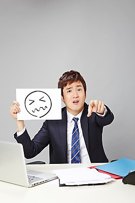 포토 JPG 스튜디오촬영 배너 남자 비즈니스 모션 사각프레임 광고판 실내 표정 한명 들기 사람 동양인 정장 손짓 상반신 20대 성인 앞모습 비즈니스라이프 노트북 한국인 분노 가리킴 업무 직장인 비즈니스맨 작업실 책상 즐거움 문서 파일 열정 삿대질 남자만 남자한명만 성인남자만 청년만 청년남자만 청년남자한명만 성인한명만 성인남자한명만 성인만 국내포토 직업 1 라이프스타일 옷 감정 뷰포인트 가구 프레임 알림판 인종 청년 내부 전자제품 사각형 작업 판 파일형식